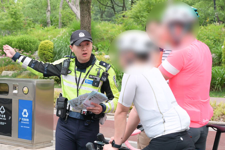 对“暴骑团”出手<strong></p>
<p>儿童用品</strong>！浦东交警严查违法骑行：公路不是竞技场
