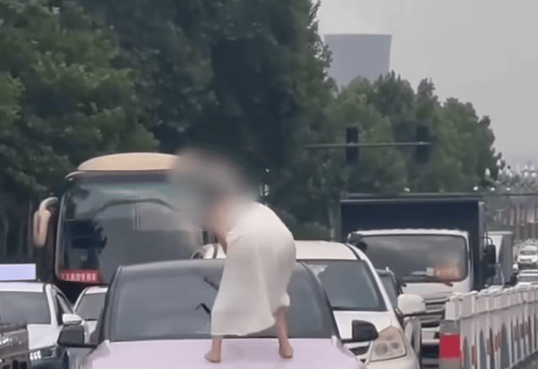 河南一女子路上持械打砸多辆车<strong></p>
<p>儿童用品</strong>，最新回应：已被警方控制