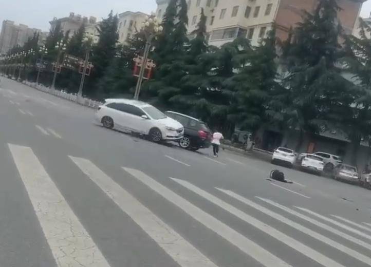宝鸡一社区女书记当街开车追撵女子撞上电瓶车：两名女子被警方控制<strong></p>
<p>母婴</strong>，两名伤者在医院治疗