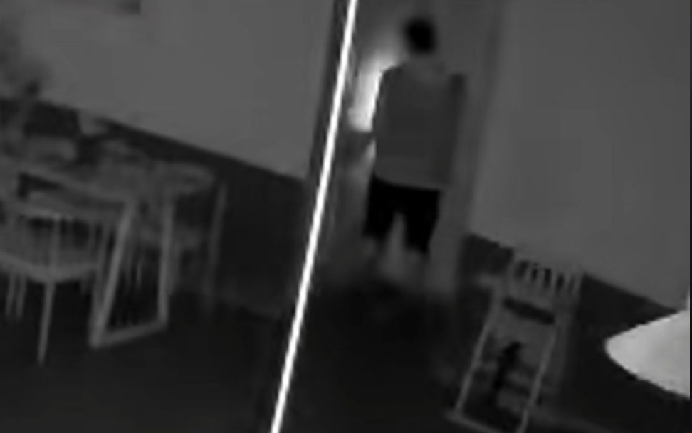 第一次见面就表白！被拒绝后男子凌晨3点狂敲女生房门<strong></p>
<p>母婴</strong>，随后拿出工具撬锁……