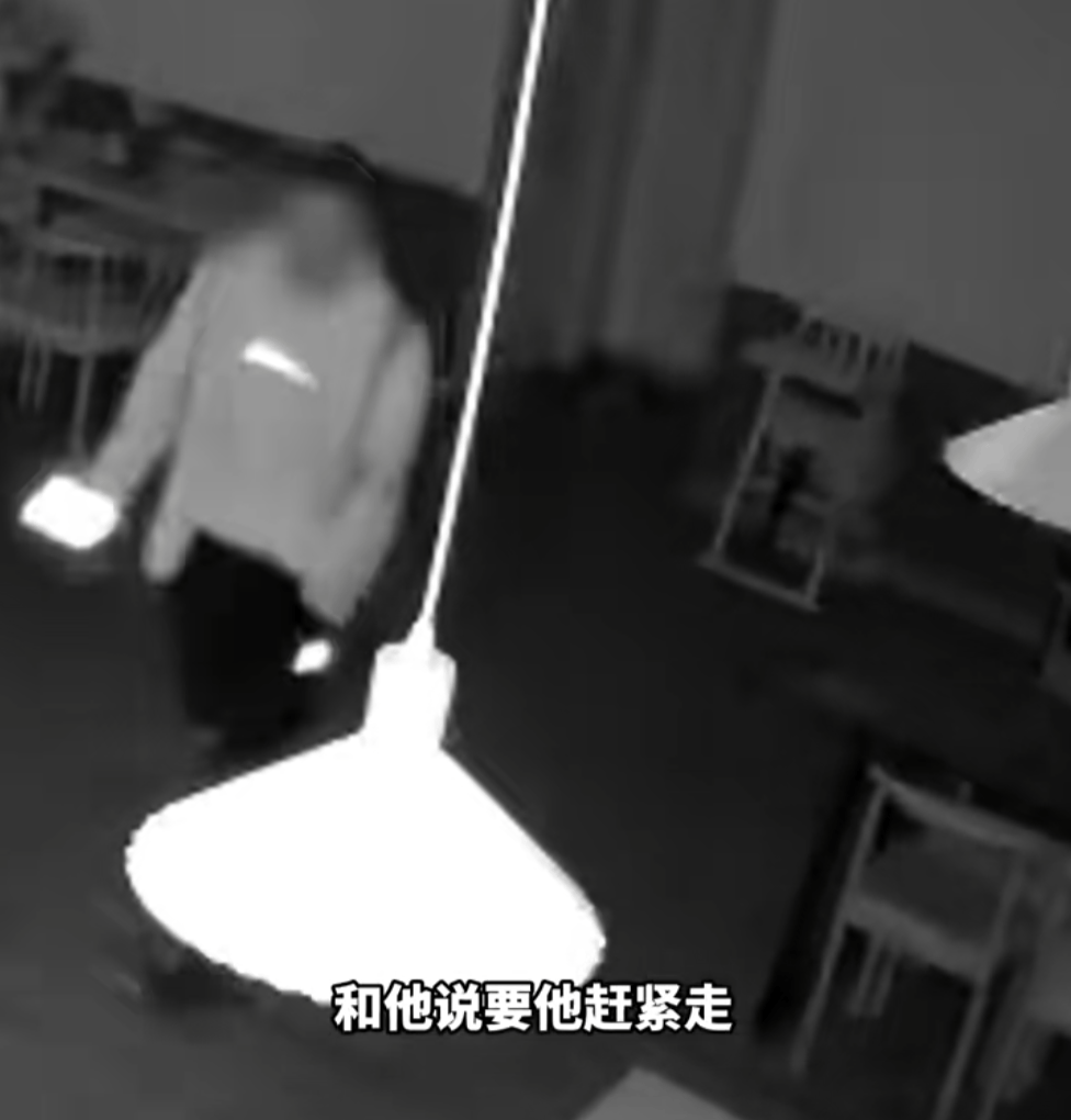 第一次见面就表白！被拒绝后男子凌晨3点狂敲女生房门<strong></p>
<p>母婴</strong>，随后拿出工具撬锁……