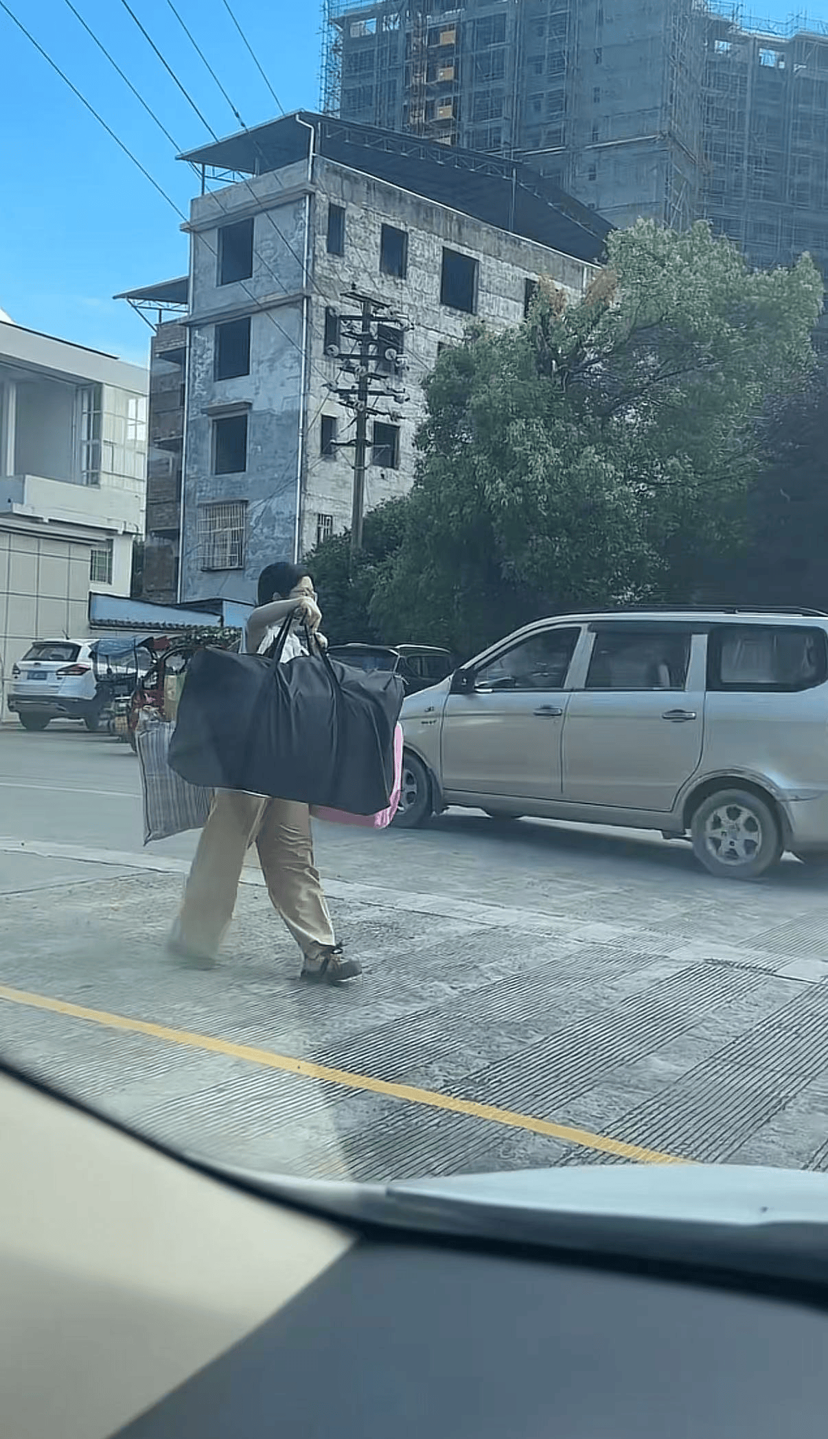 广西一女生高考结束后独自挑行李回家感动全网<strong></p>
<p>戒指</strong>，学校：她很朴实，老师们评价都很高
