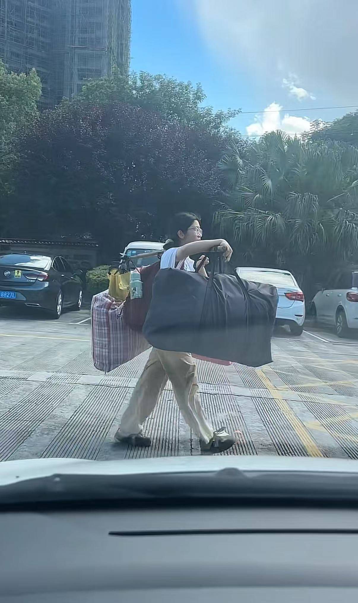 广西一女生高考结束后独自挑行李回家感动全网<strong></p>
<p>戒指</strong>，学校：她很朴实，老师们评价都很高