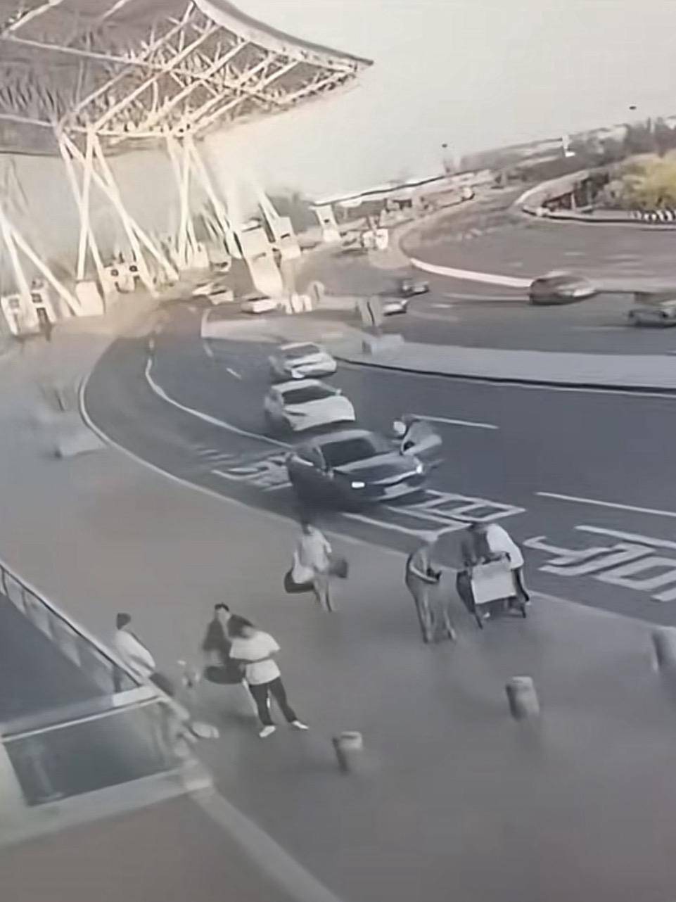 天津滨海机场一司机开门下车被相邻车道来车撞倒<strong></p>
<p>手镯</strong>，车门脱落 交警正调查，律师分析