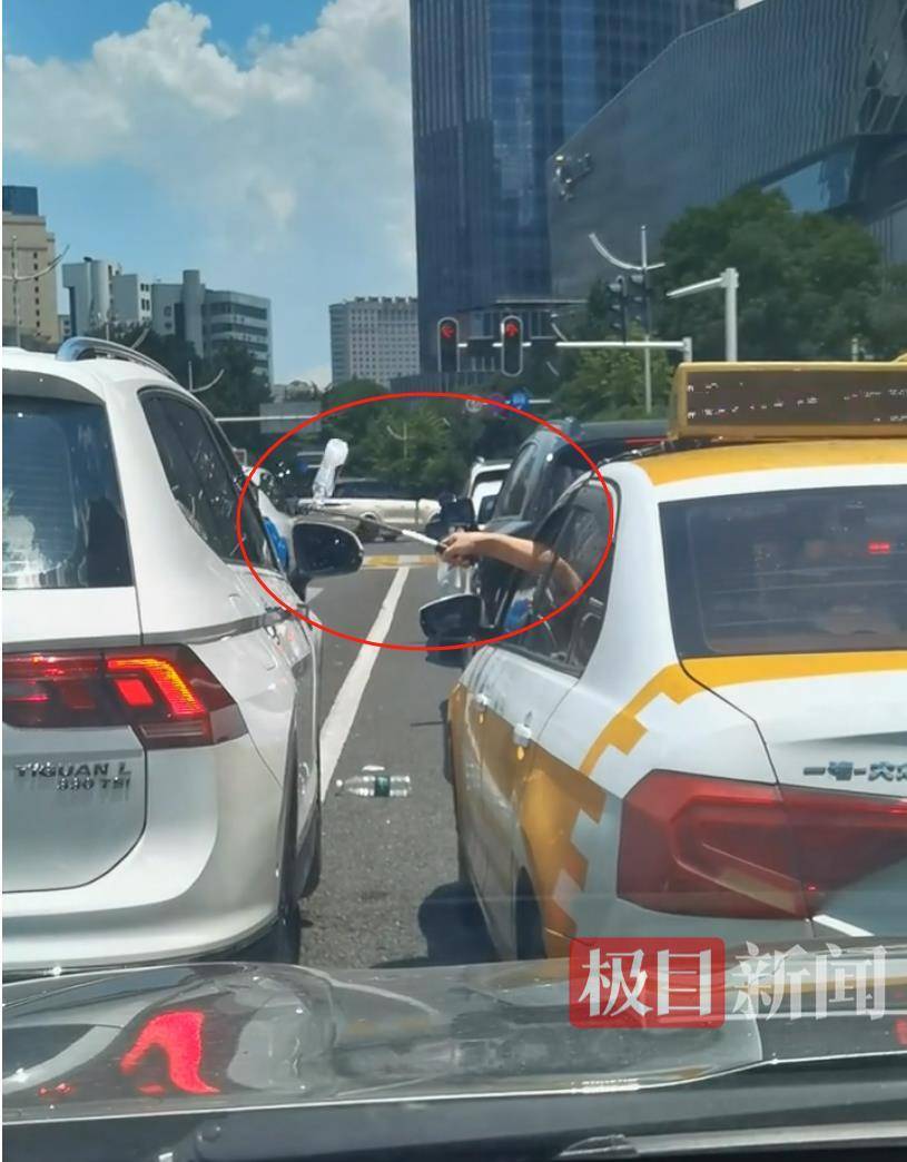 汉口街头发生不和谐一幕：白色汽车有人向出租车泼水<strong></p>
<p>比特币的交易</strong>，的哥挥舞甩棍击破白车玻璃……