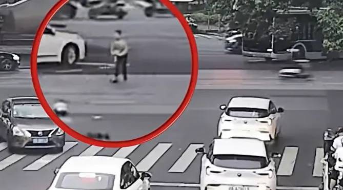 上海一8岁男童单独上路<strong></p>
<p>比特币最高</strong>，闯红灯被车撞飞：“家长让我自己出来锻炼一下”