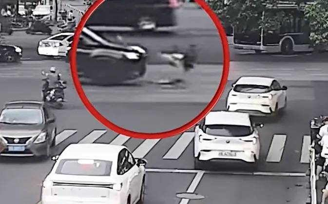 上海一8岁男童单独上路<strong></p>
<p>比特币最高</strong>，闯红灯被车撞飞：“家长让我自己出来锻炼一下”