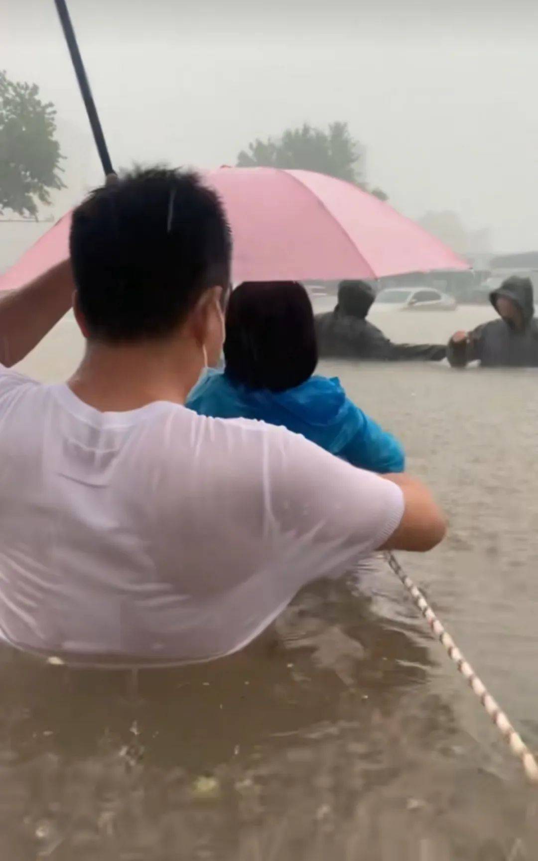 郑州暴雨致京广路隧道被淹<strong></p>
<p>比特币哪里买</strong>，亲历者：车是飘起来的，很害怕，有人爬梯子离开 2021年也曾淹没多台车辆