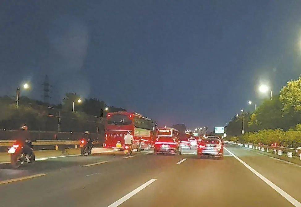 正在严查！京通快速路<strong></p>
<p>比特币交易网</strong>，半小时18辆摩托车违法行驶