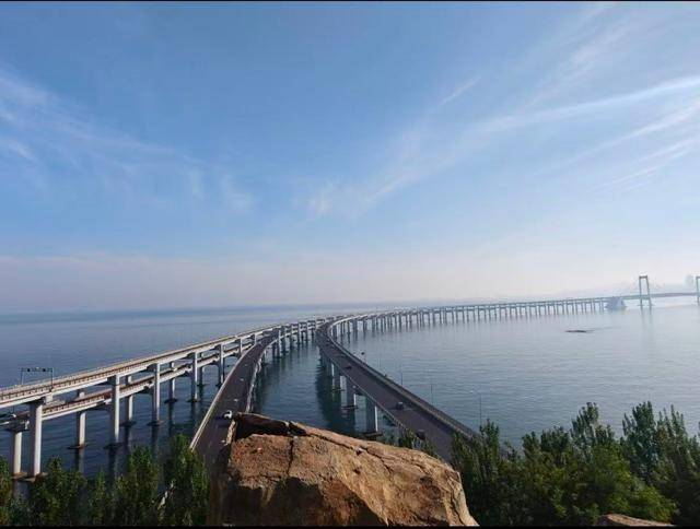 大连一跨海大桥观景台有游客翻栏杆踩空心造景石拍照<strong></p>
<p>比特币换人民币</strong>，当地回应