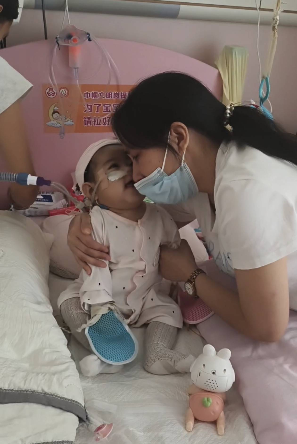 奶奶在哭<strong></p>
<p>比特币场外交易</strong>，宝宝在笑！40天女婴重病，00后父亲割肝救女，术后这一幕让网友泪奔