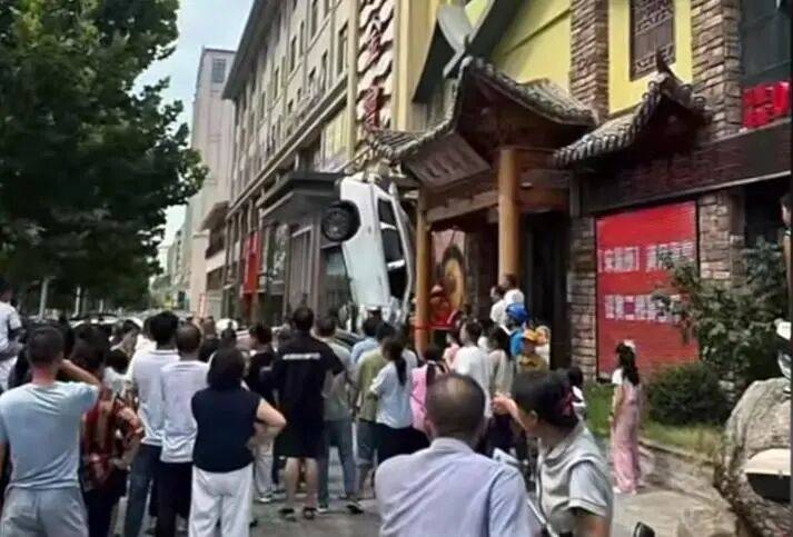 车辆失控驶入路边停车位致1死2伤<strong></p>
<p>比特币价钱</strong>，警方通报