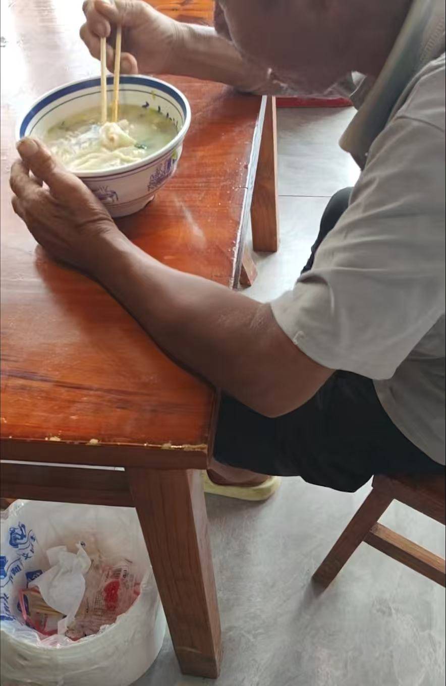 店门口大爷竹筐卖不动<strong></p>
<p>比特币交易价格</strong>，河南周口面馆老板暖心发视频帮卖，网友隔空下单：我出钱你送人