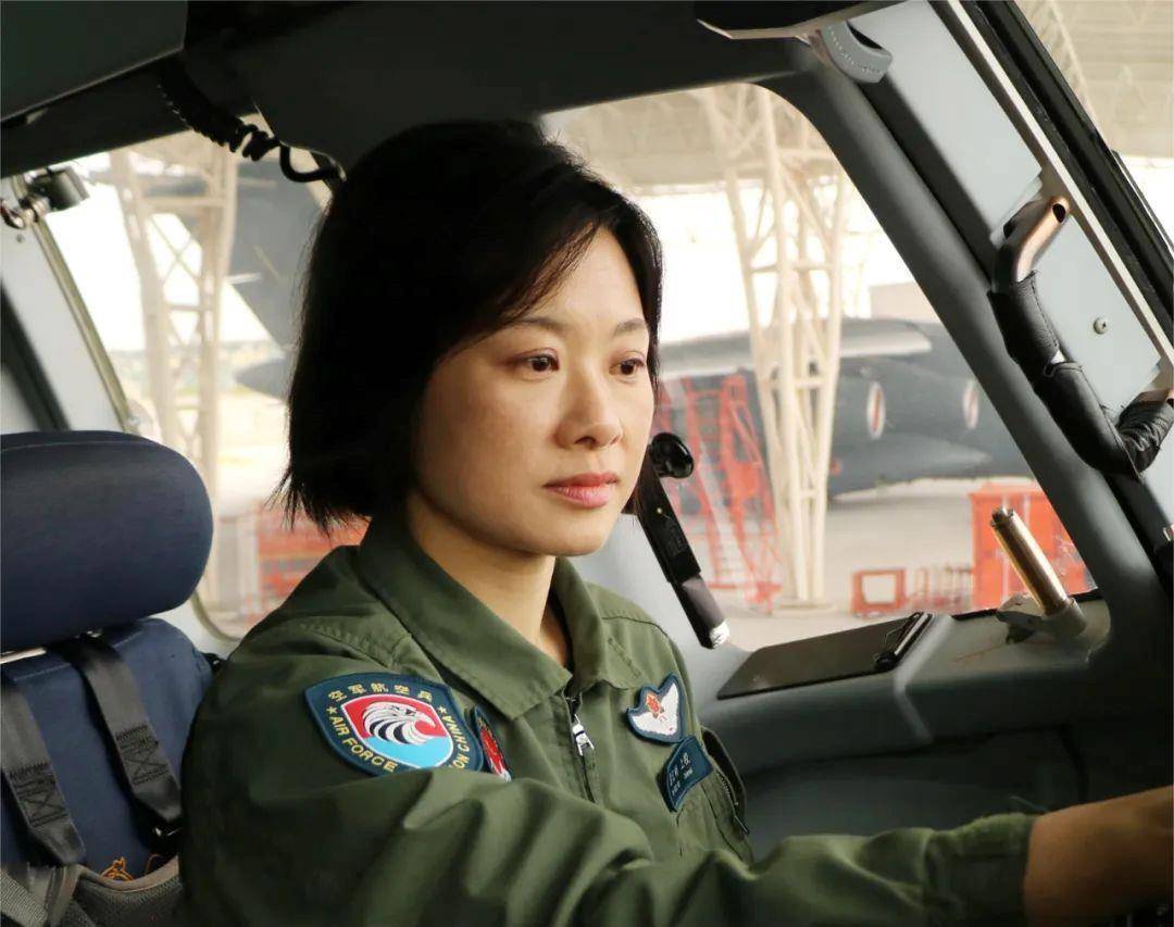阅兵最帅女机长<strong></p>
<p>比特币交易价格</strong>，是她！