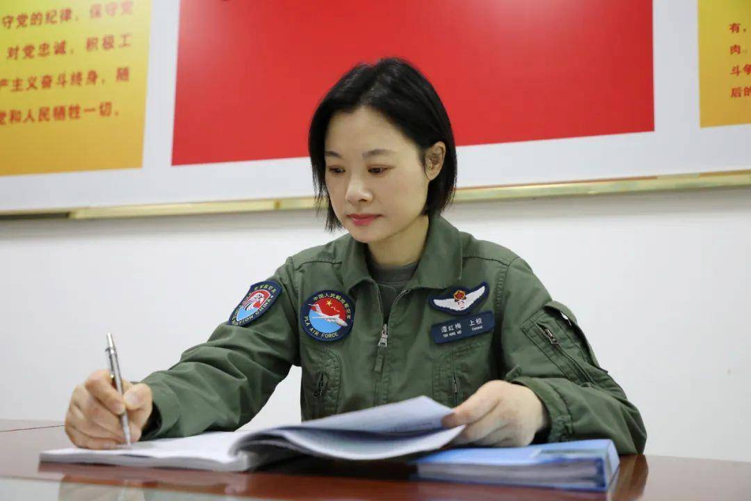 阅兵最帅女机长<strong></p>
<p>比特币交易价格</strong>，是她！