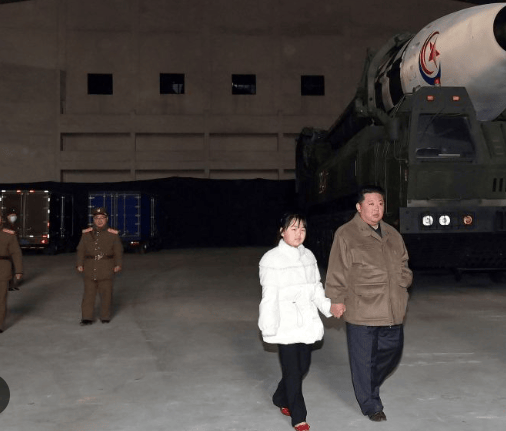 金正恩女儿首登国际舞台<strong></p>
<p>比特币矿机挖矿</strong>，引爆接班传闻！英国首相被架空，工党内斗成全武行…
