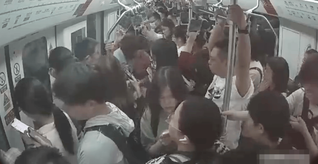 上海地铁早高峰抢座<strong></p>
<p>比特币峰会</strong>，七旬老太与女子同时坐下发生冲突，女子受伤起诉索赔1.5万，老太称将应诉：她拿手机拍我