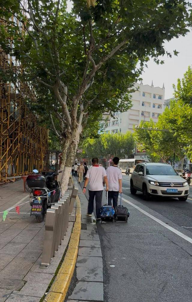 事发上海校门口！学生上学像闯关：夹缝中慢慢腾挪<strong></p>
<p>比特币最初价格</strong>，与非机动车迎面对冲…家长担忧：何时是头