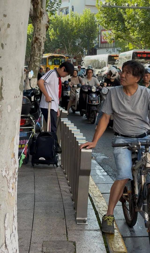 事发上海校门口！学生上学像闯关：夹缝中慢慢腾挪<strong></p>
<p>比特币最初价格</strong>，与非机动车迎面对冲…家长担忧：何时是头