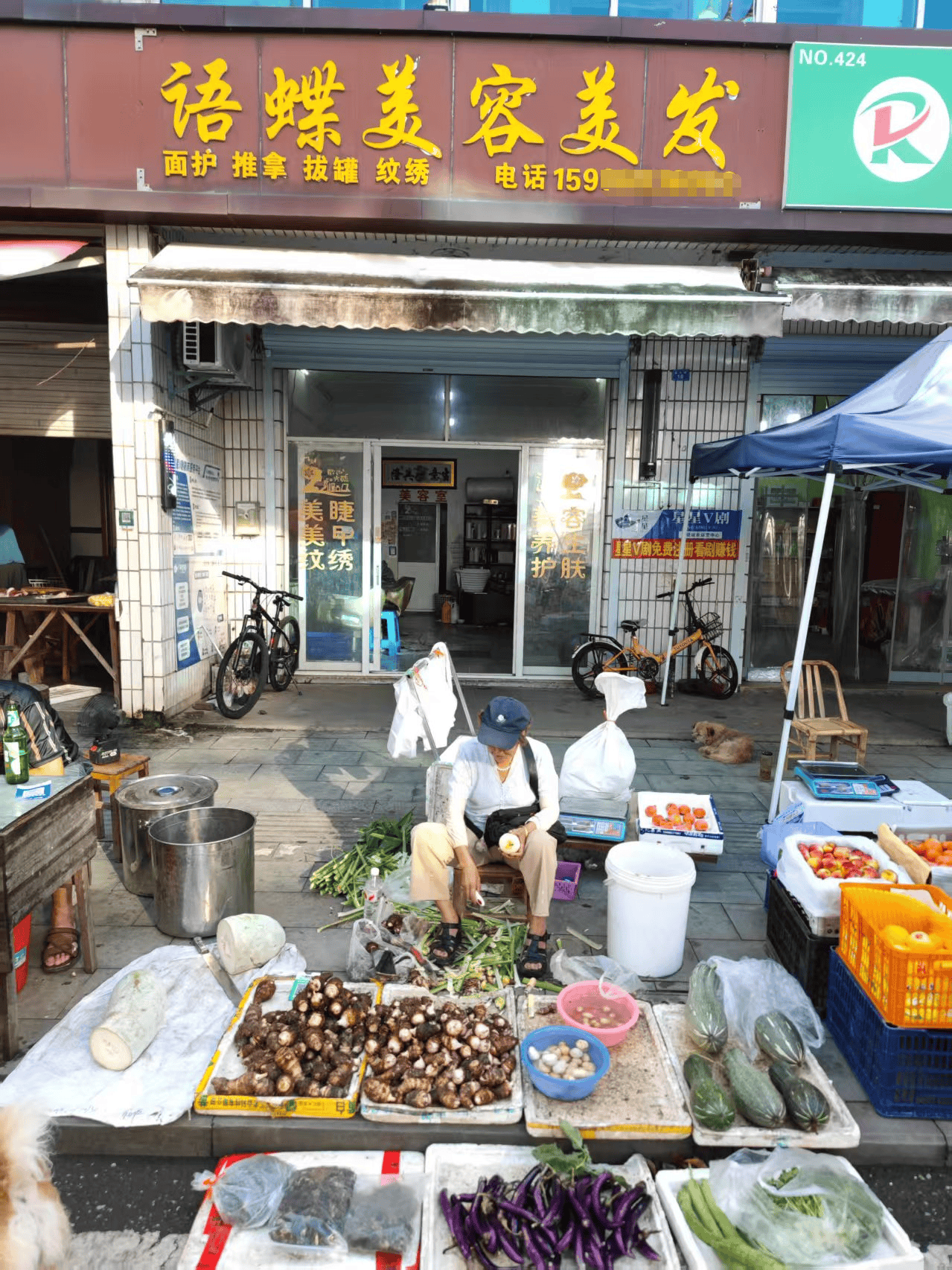 浙江一店主允许大妈门口摆摊<strong></p>
<p>比特币在哪里购买</strong>，时常被大妈“投喂”蔬果：每次收摊时，都打扫得干干净净