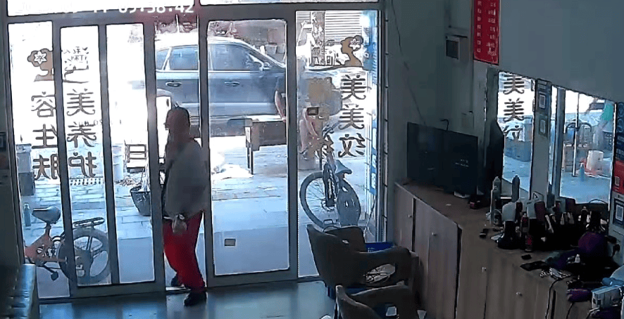 浙江一店主允许大妈门口摆摊<strong></p>
<p>比特币在哪里购买</strong>，时常被大妈“投喂”蔬果：每次收摊时，都打扫得干干净净