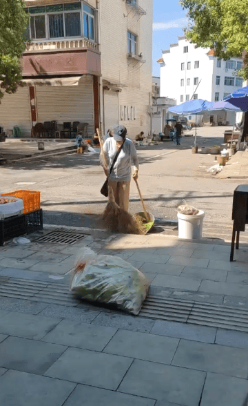 浙江一店主允许大妈门口摆摊<strong></p>
<p>比特币在哪里购买</strong>，时常被大妈“投喂”蔬果：每次收摊时，都打扫得干干净净