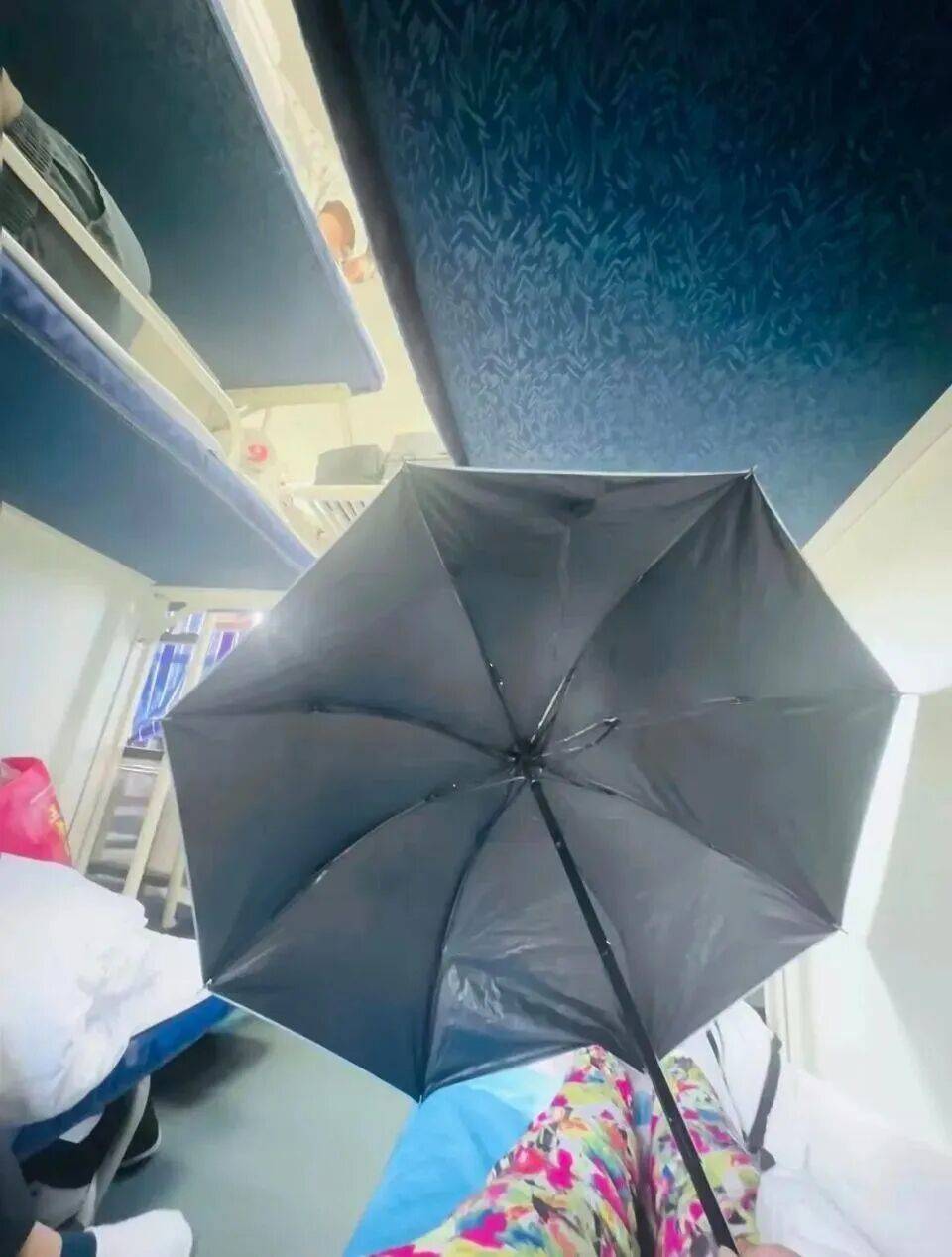 女生躺火车卧铺打伞遮隐私<strong></p>
<p>比特币行情走势图最新</strong>，“过道坐着两名陌生男乘客”，12306回应