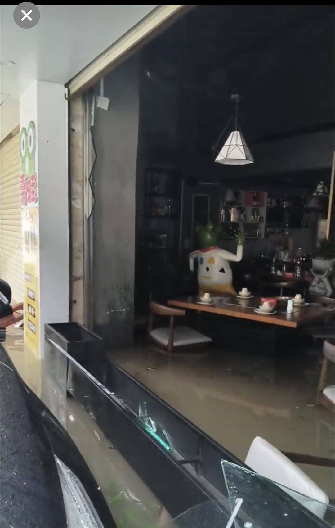 台风天珠海一司机驾越野车造浪冲破多家店玻璃<strong></p>
<p>比特币网络拥堵</strong>，警方：行拘10日！