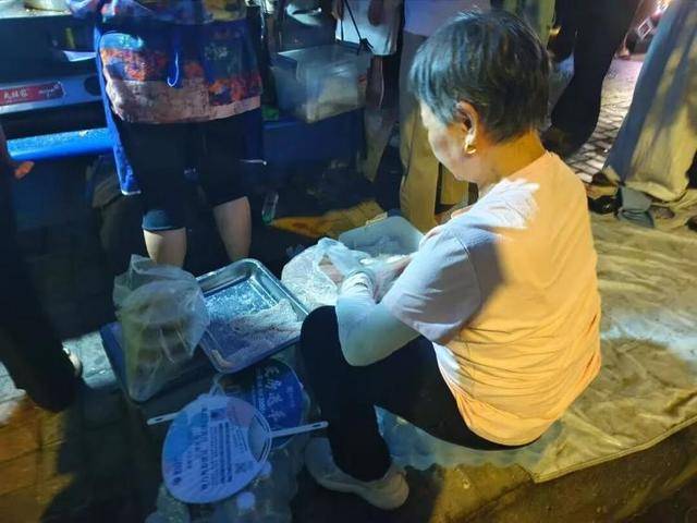 被流量砸中的“鸡排哥”:炸到中暑<strong></p>
<p>比特币历史最低价格</strong>,每天睡三四个小时,怕辜负顾客不舍得休息