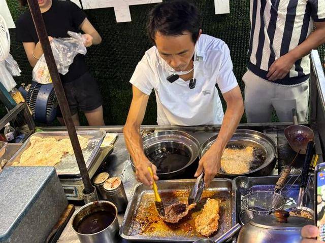 被流量砸中的“鸡排哥”:炸到中暑<strong></p>
<p>比特币历史最低价格</strong>,每天睡三四个小时,怕辜负顾客不舍得休息