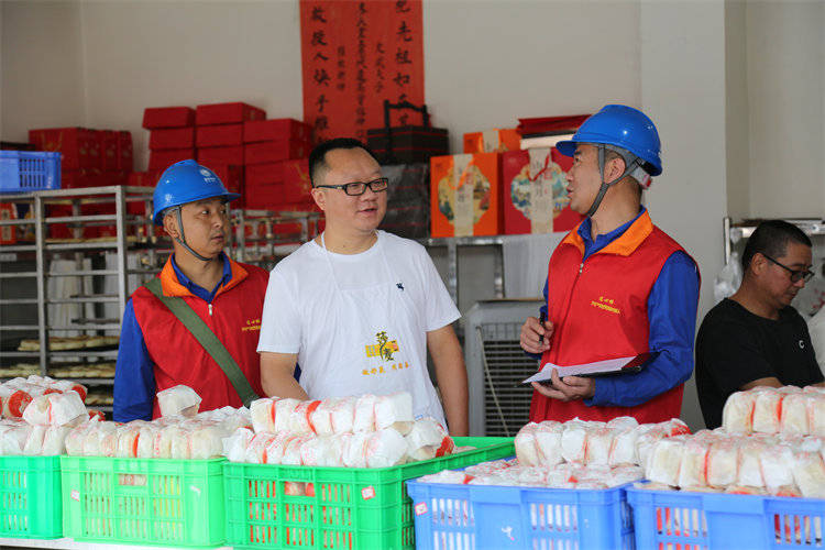 阖家团圆时<strong></p>
<p>比特币量化交易机器人</strong>，他们守护蓉城灯火