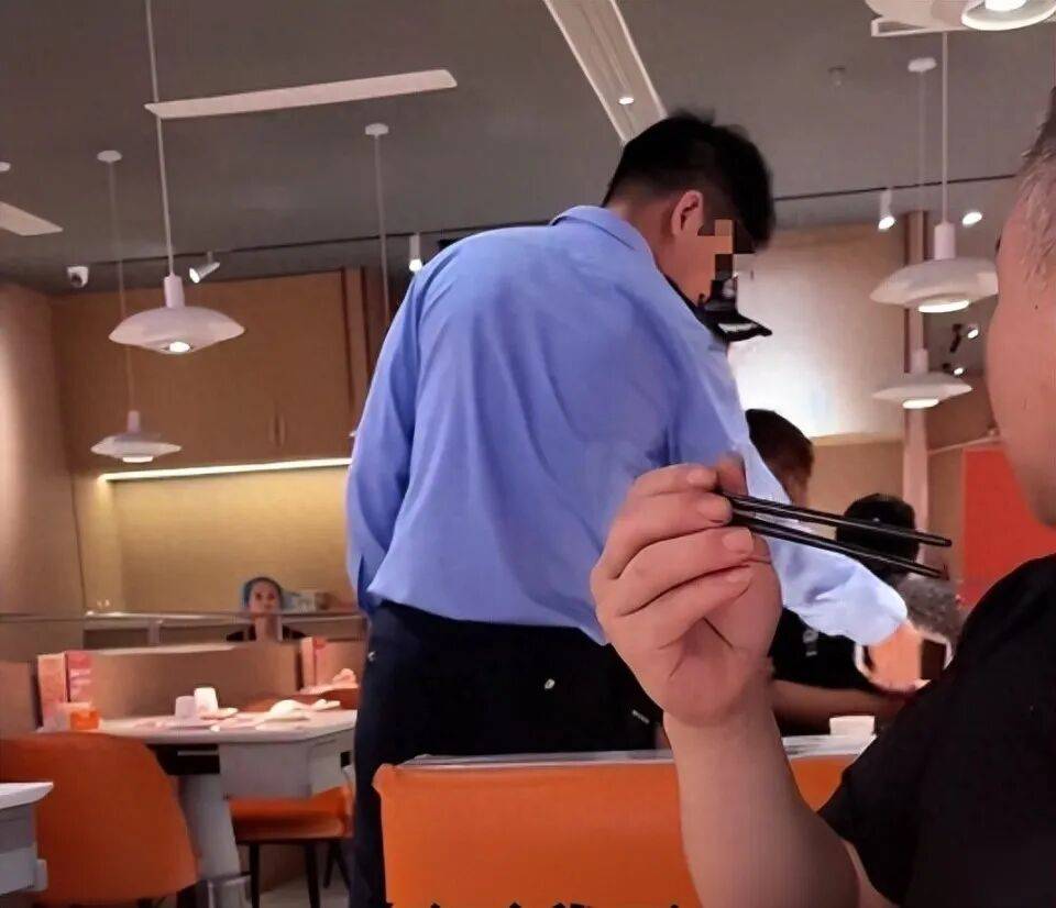小伙和女友餐厅吃饭<strong></p>
<p>比特币最新行情资讯</strong>，被民警赶来戴铐带走；警方回应：其女友与一离家女孩“撞脸”，错抓已道歉