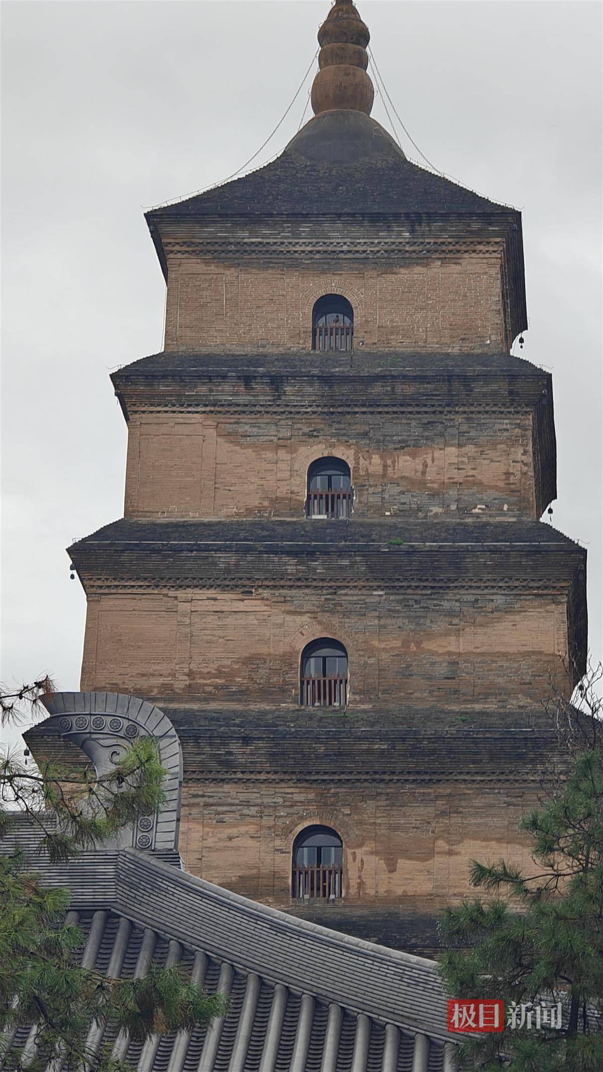 西安连续一个多月降雨遍地长蘑菇<strong></p>
<p>比特币儿</strong>,大雁塔受潮,城墙布满青苔,气象局解释成因