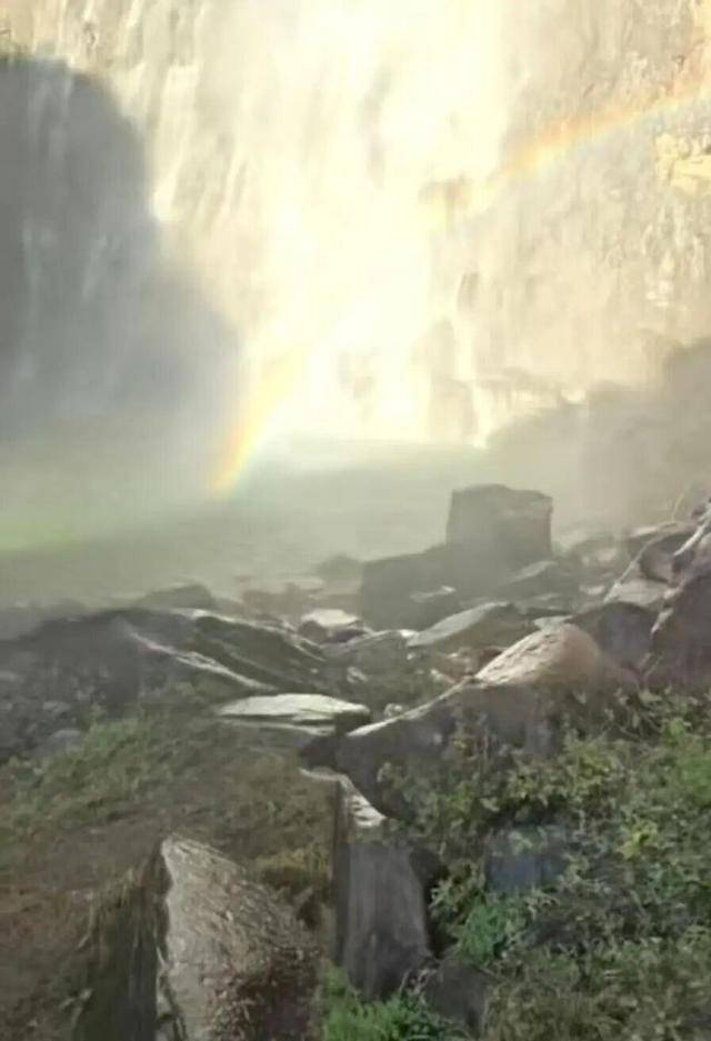 河南拍照坠崖大学生已确认身亡<strong></p>
<p>比特儿下载</strong>,救援人员:遗体在水潭3米深处找到