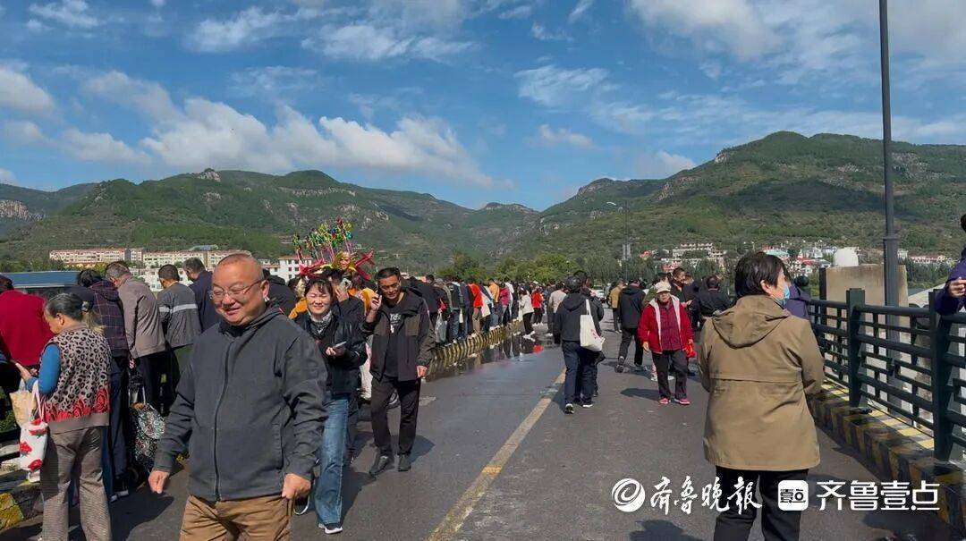 “鱼多得数不过来<strong></p>
<p>比特儿下载</strong>,一网子下去能捞好几条”济南锦绣川水库开闸放水,大量鲢鱼被冲出,工作人员:禁止捕捞!