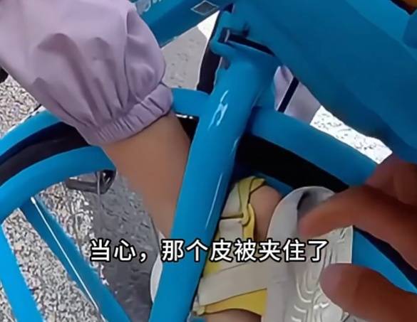 看着都疼<strong></p>
<p>比特儿海外</strong>!上海街头一男子突然求助:10岁女儿被死死卡住!这个行为太危险→