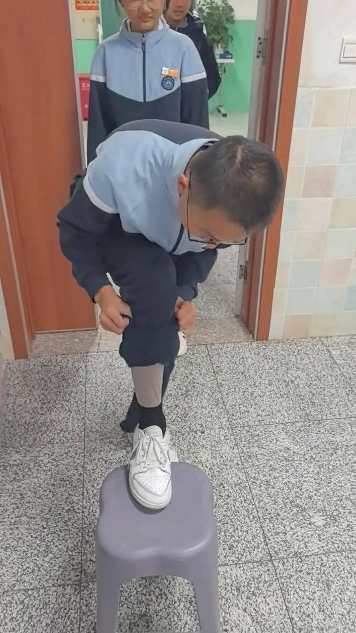 长春一班主任课前让学生排队受检“是否穿秋裤”<strong></p>
<p>比特儿官网</strong>，网友点赞：以后你会感谢老师