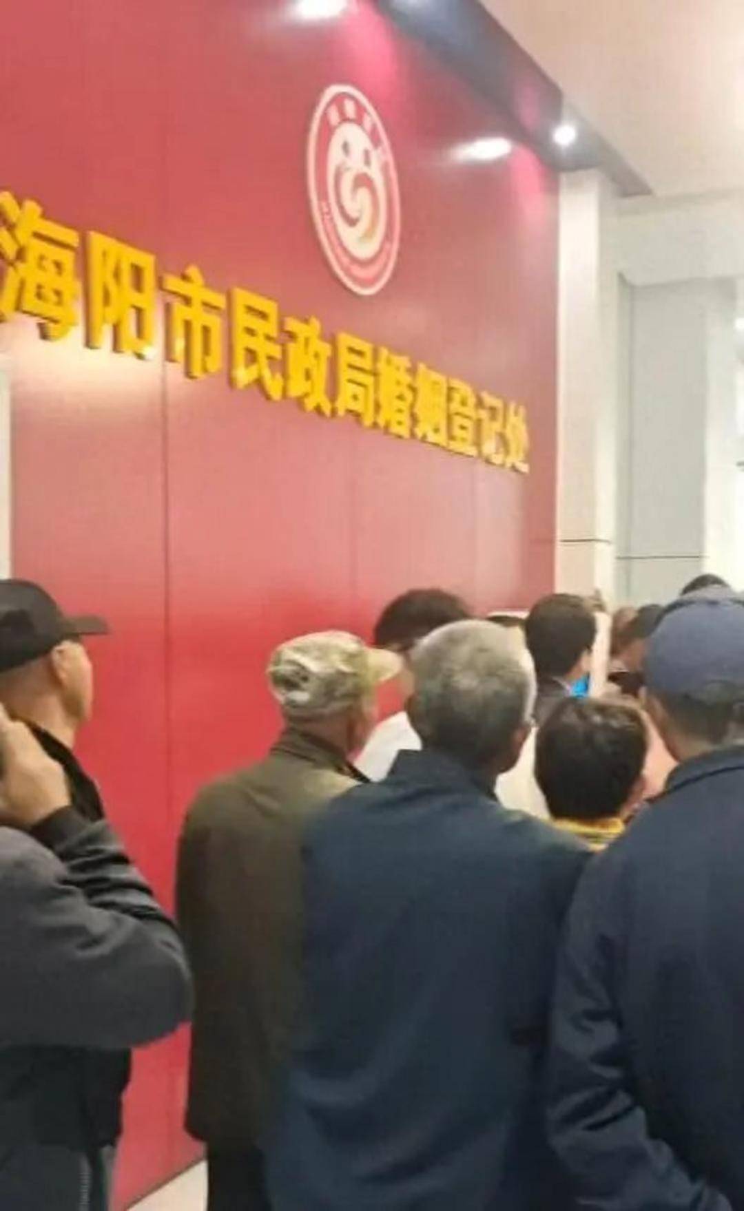 老人扎堆领结婚证<strong></p>
<p>比特儿官网</strong>，当地民政局回应