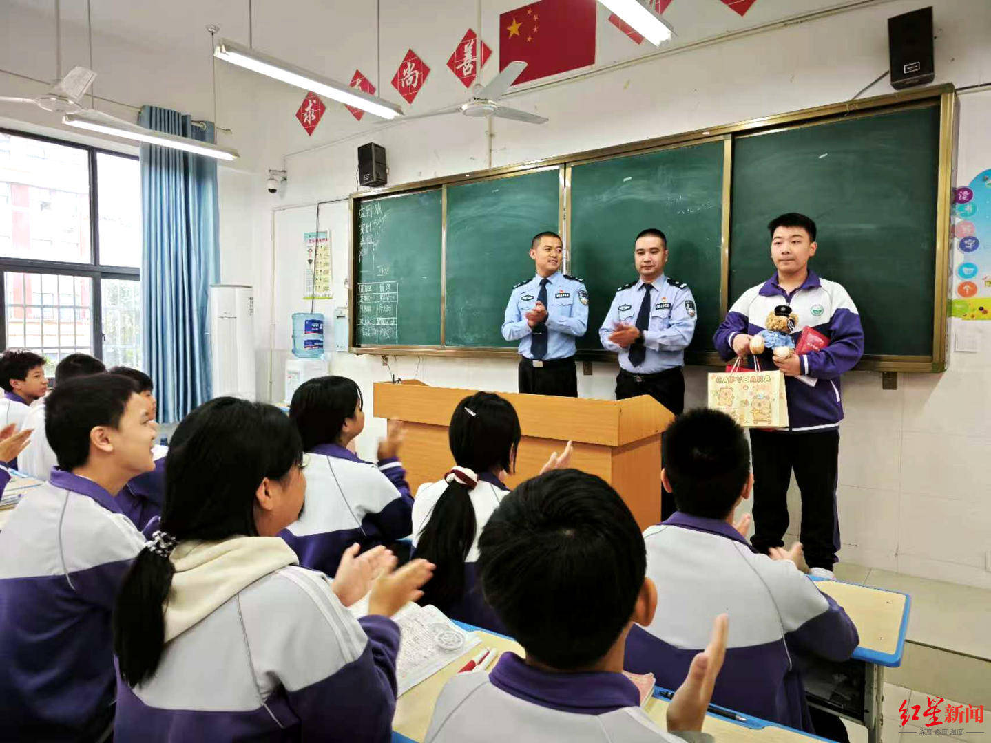 初二男生捡到1.4万余元现金<strong></p>
<p>比特儿海外版</strong>，淡定拍视频后报警物归失主，民警送“奖”到校园