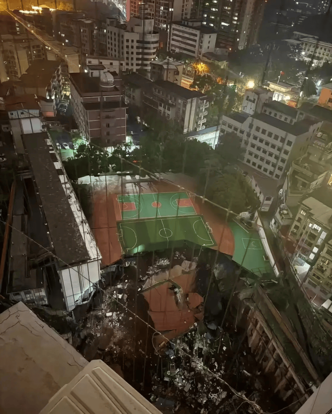 近4000人小学突发坍塌形成巨大坑洞<strong></p>
<p>比特儿海外版</strong>，操场塌下去一半，“还好发生在夜里”