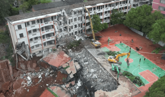 近4000人小学突发坍塌形成巨大坑洞<strong></p>
<p>比特儿海外版</strong>，操场塌下去一半，“还好发生在夜里”