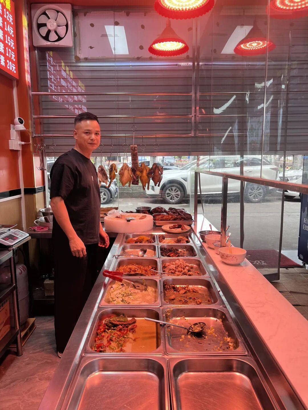 小伙到广州一猪脚饭店吃免费“2号餐”<strong></p>
<p>比特儿国际</strong>，突然跪地道谢，老板娘：以后要吃饭就直接过来