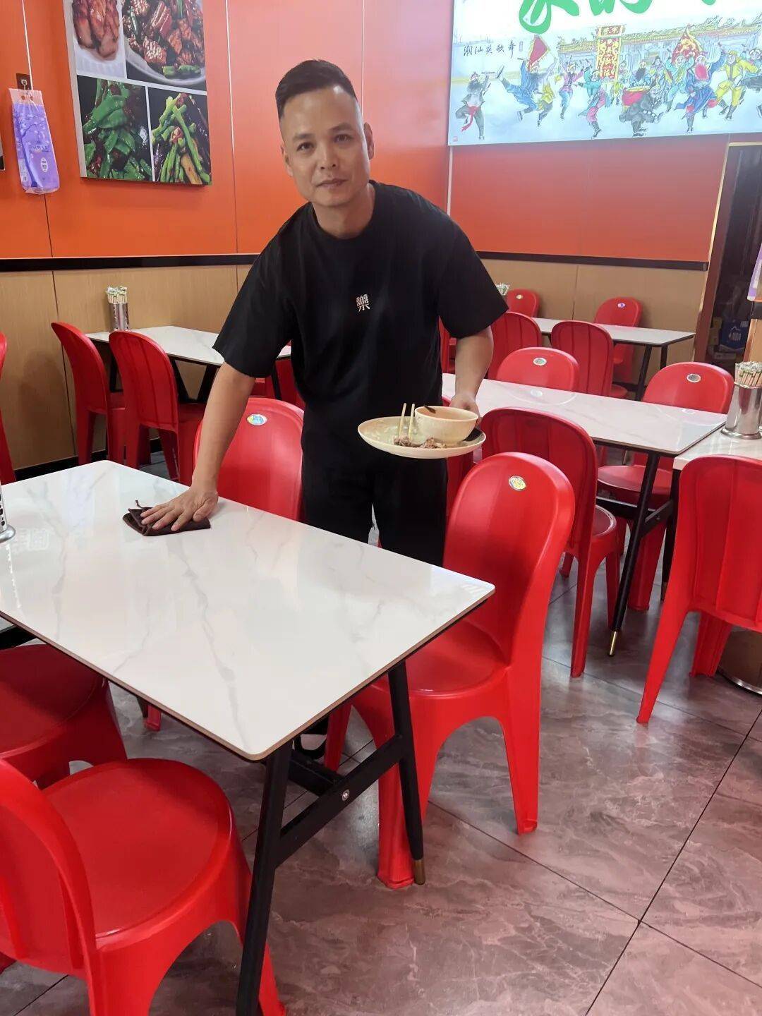 小伙到广州一猪脚饭店吃免费“2号餐”<strong></p>
<p>比特儿国际</strong>，突然跪地道谢，老板娘：以后要吃饭就直接过来