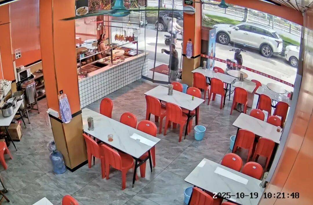 小伙到广州一猪脚饭店吃免费“2号餐”<strong></p>
<p>比特儿国际</strong>，突然跪地道谢，老板娘：以后要吃饭就直接过来