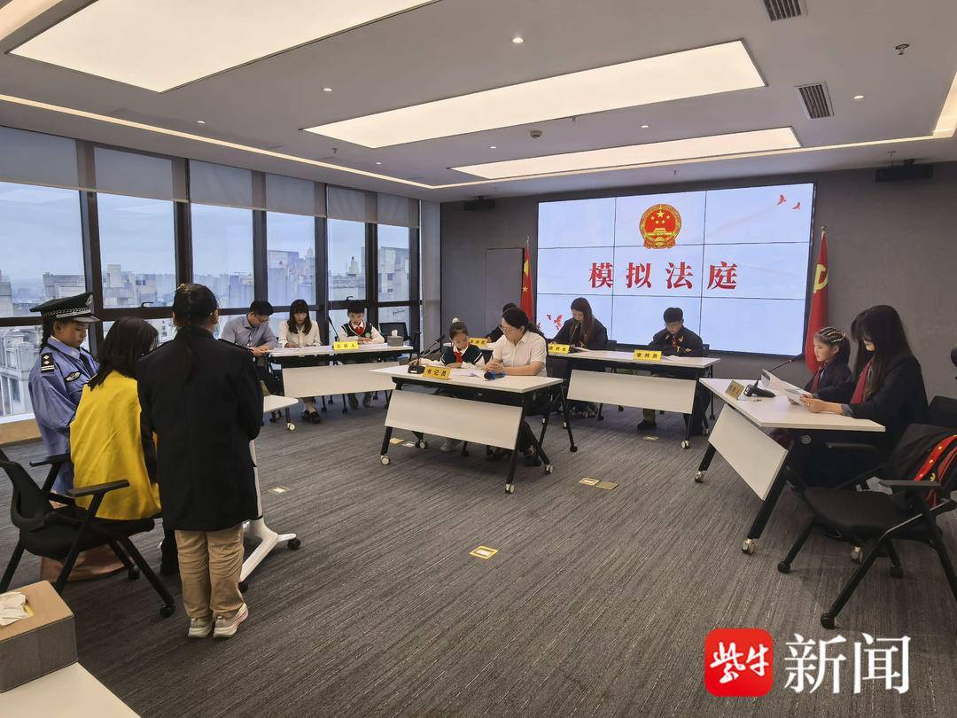 “叔叔是江苏的<strong></p>
<p>比特儿国际</strong>，将来一定带你们去看看！”镇江警官不忘承诺，四次组织近百名藏区学子来苏研学