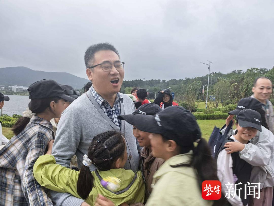 “叔叔是江苏的<strong></p>
<p>比特儿国际</strong>，将来一定带你们去看看！”镇江警官不忘承诺，四次组织近百名藏区学子来苏研学