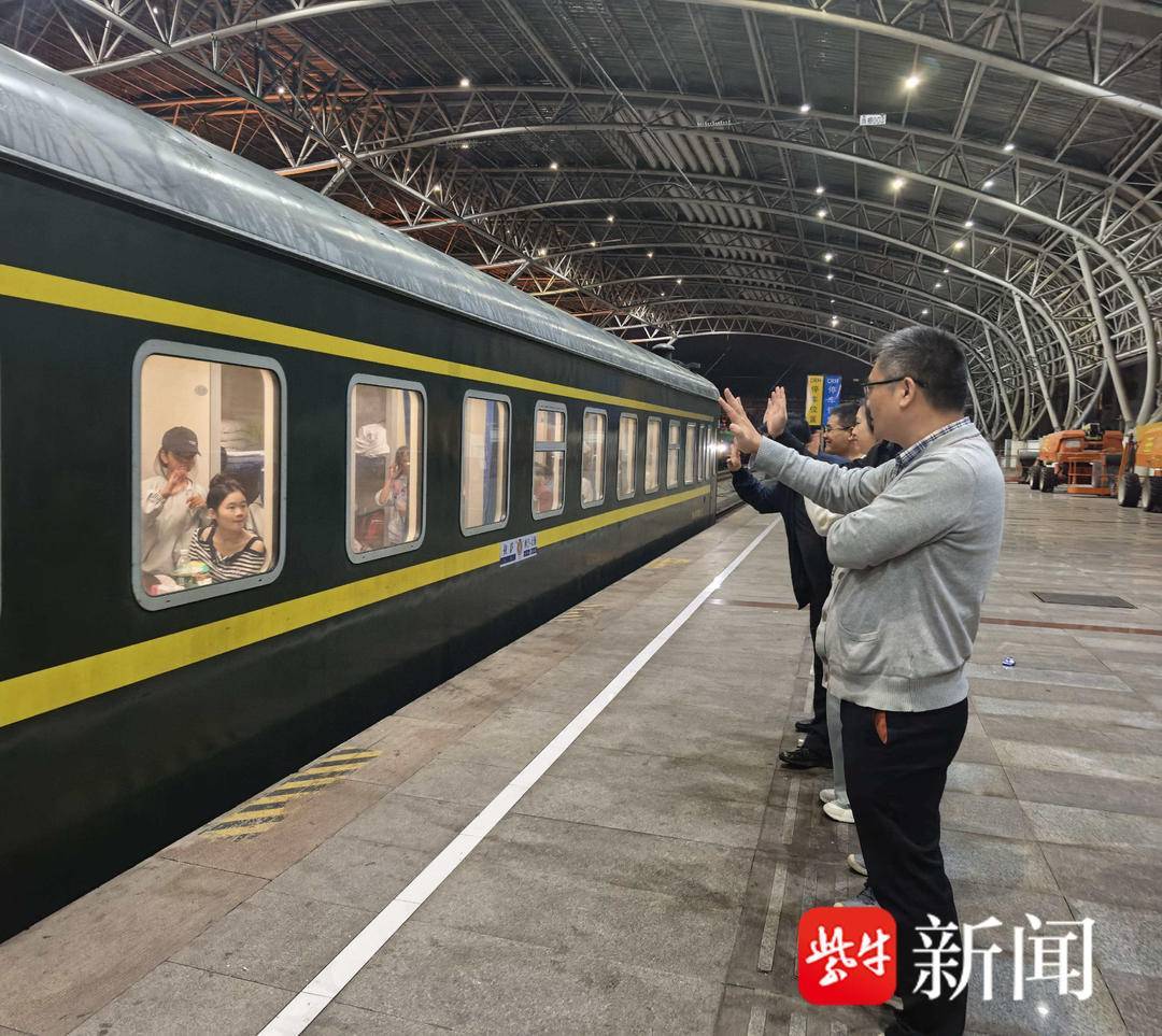 “叔叔是江苏的<strong></p>
<p>比特儿国际</strong>，将来一定带你们去看看！”镇江警官不忘承诺，四次组织近百名藏区学子来苏研学