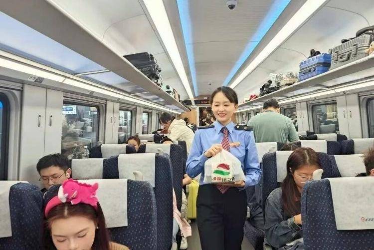 国铁成都局推出17元高铁盒饭:门店现炒<strong></p>
<p>下载比特儿</strong>,送餐到座