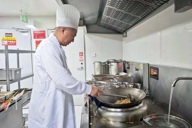 国铁成都局推出17元高铁盒饭:门店现炒<strong></p>
<p>下载比特儿</strong>,送餐到座