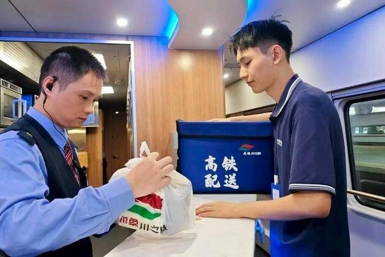 国铁成都局推出17元高铁盒饭:门店现炒<strong></p>
<p>下载比特儿</strong>,送餐到座
